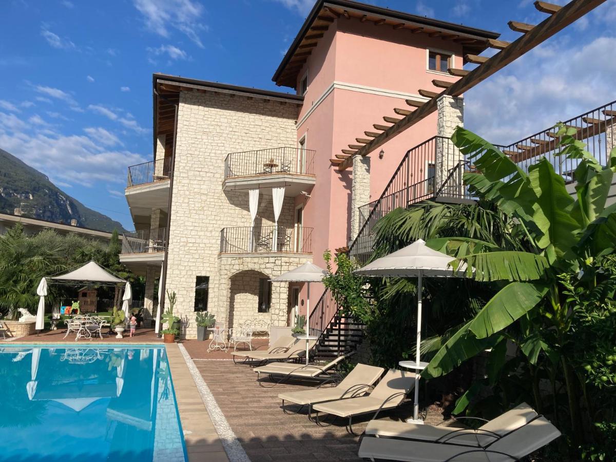 Residenza Le Due Torri Aparthotel Riva del Garda Exteriör bild