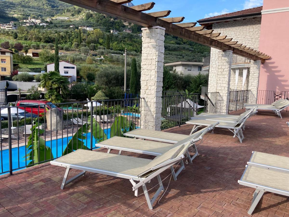 Residenza Le Due Torri Aparthotel Riva del Garda Exteriör bild