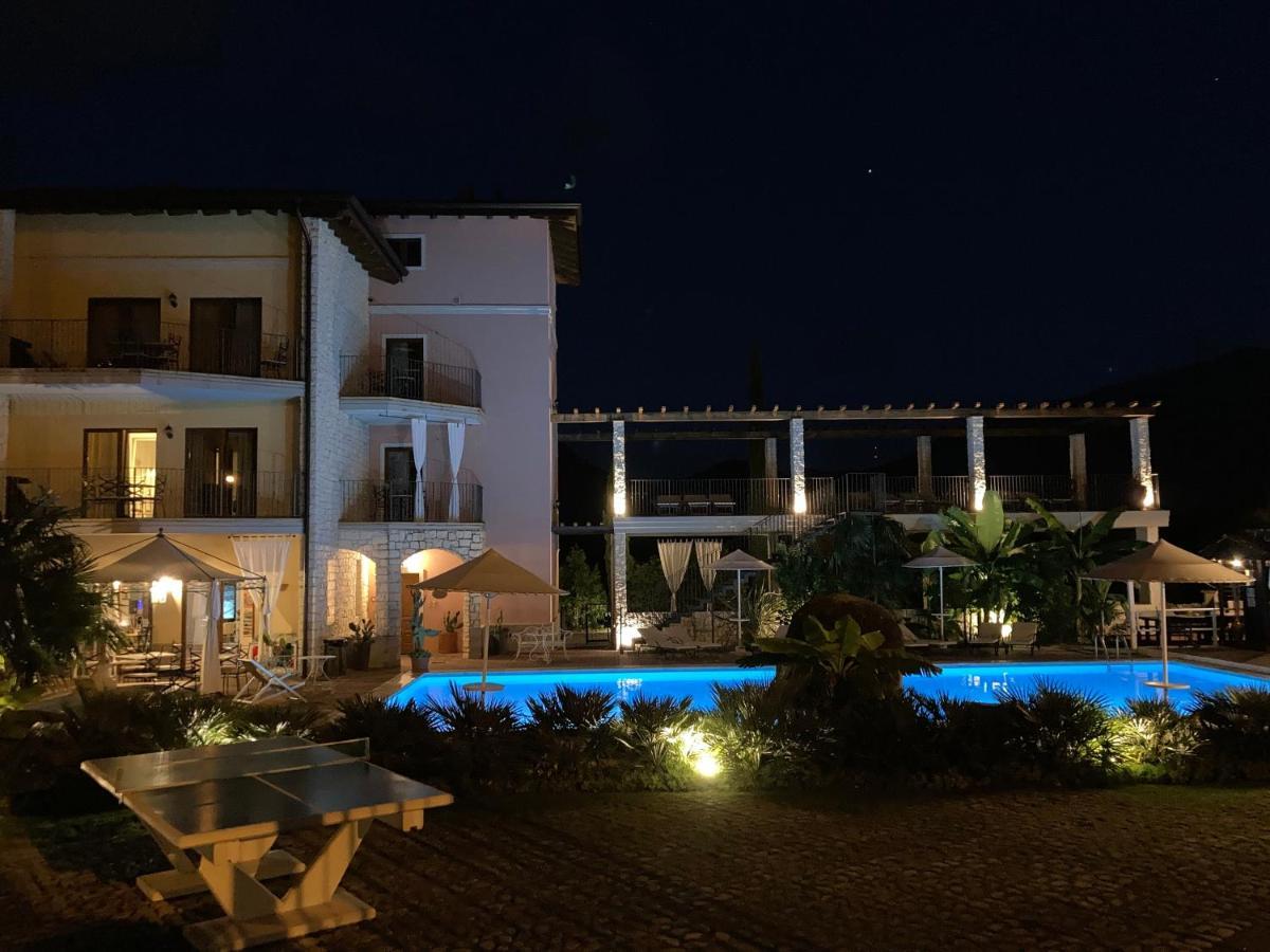 Residenza Le Due Torri Aparthotel Riva del Garda Exteriör bild