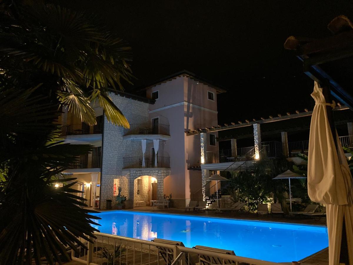 Residenza Le Due Torri Aparthotel Riva del Garda Exteriör bild