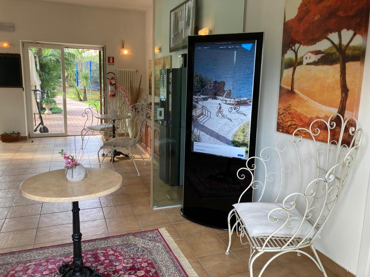 Residenza Le Due Torri Aparthotel Riva del Garda Exteriör bild