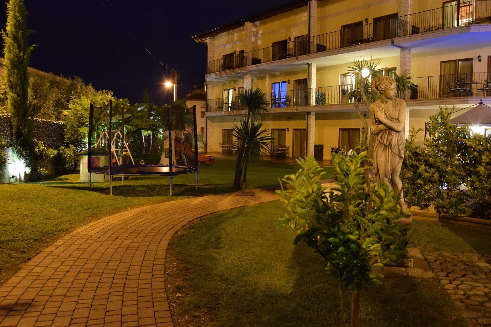 Residenza Le Due Torri Aparthotel Riva del Garda Exteriör bild