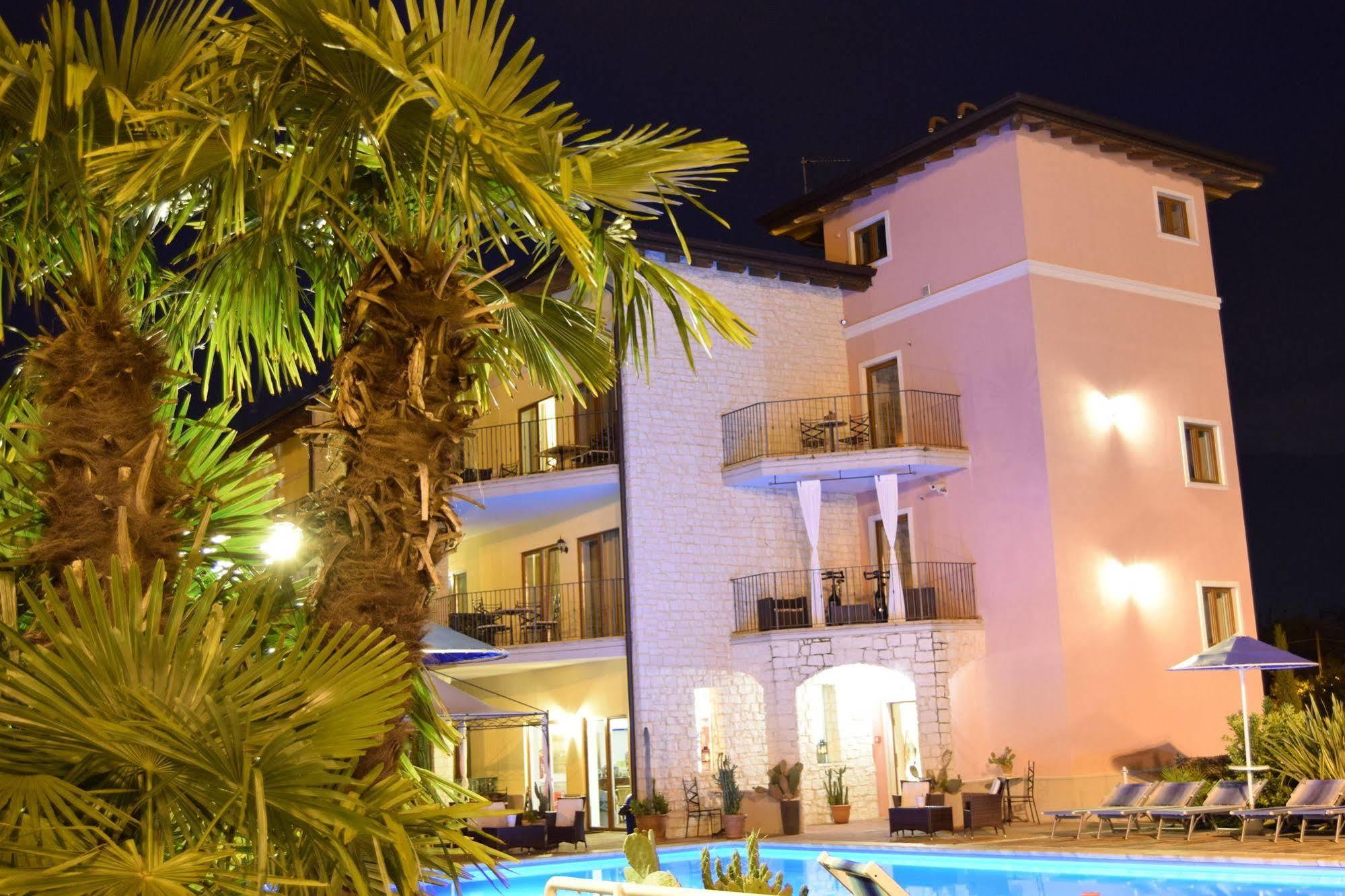 Residenza Le Due Torri Aparthotel Riva del Garda Exteriör bild