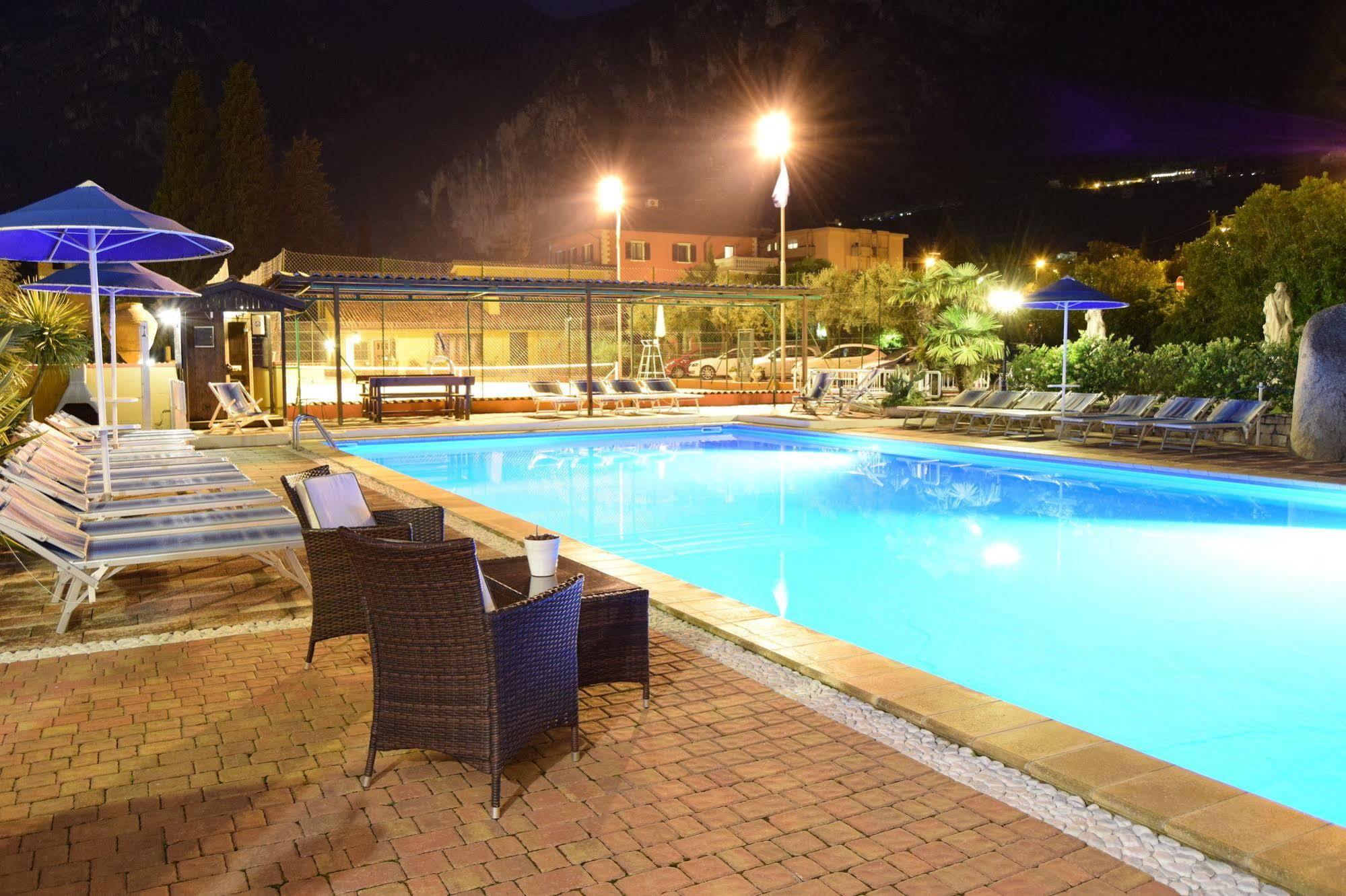 Residenza Le Due Torri Aparthotel Riva del Garda Exteriör bild