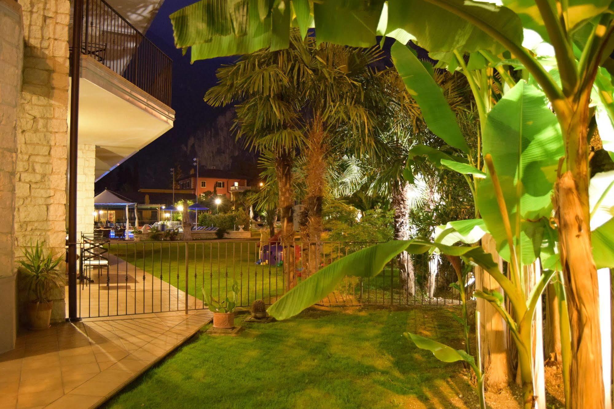 Residenza Le Due Torri Aparthotel Riva del Garda Exteriör bild
