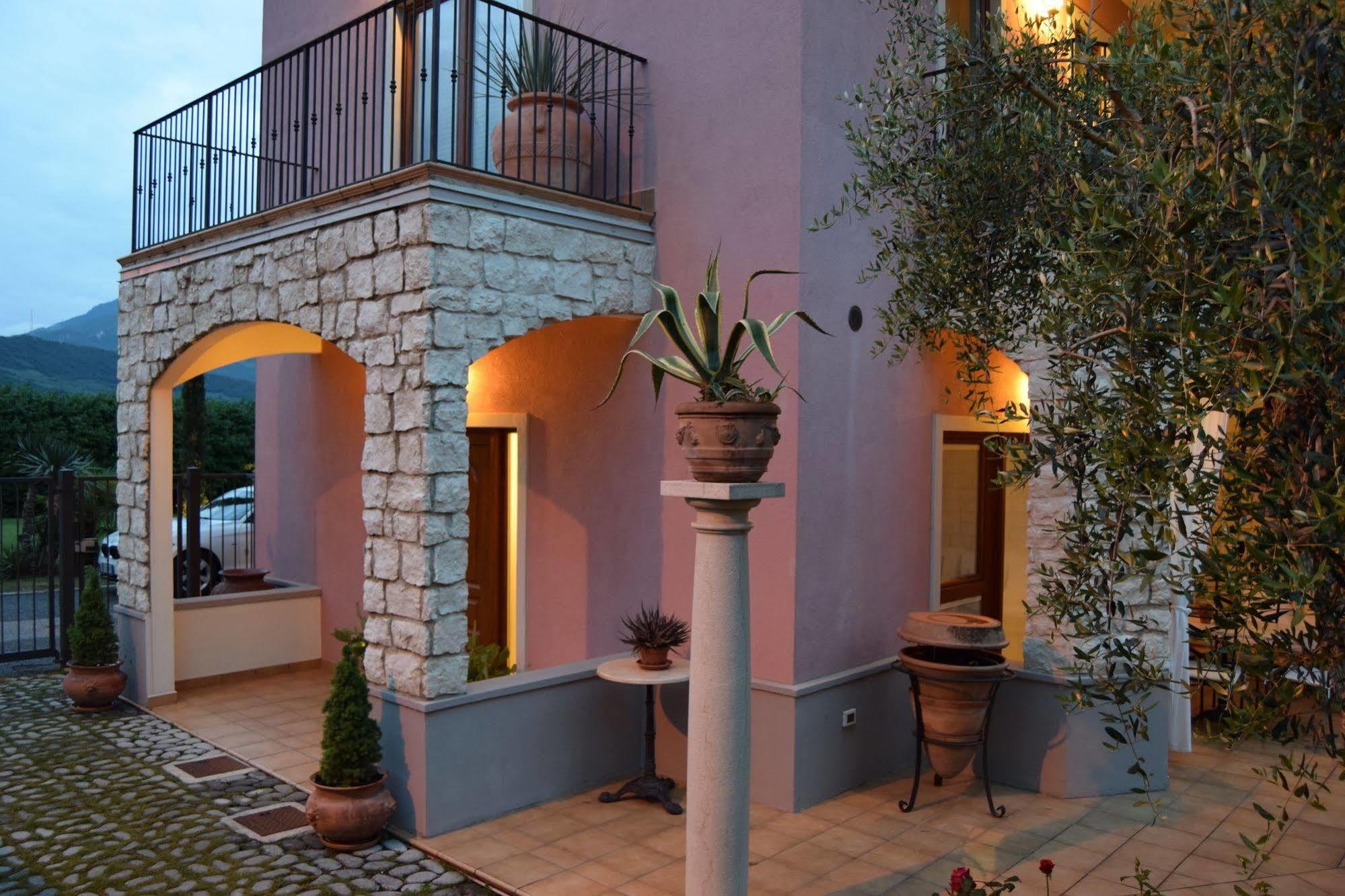 Residenza Le Due Torri Aparthotel Riva del Garda Exteriör bild